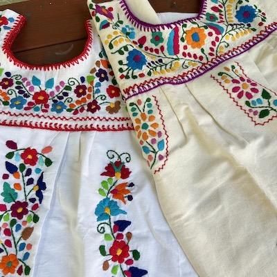【大人気民族衣裳・コットン】 Mサイズ 手刺繍の売れ筋商品|||メキシコ民族ブラウス （売れ筋商品|||メキシコ直輸入） 豪華メキシコ刺繍】 メキシコ 豪華な総刺繍のチュニックブラウス