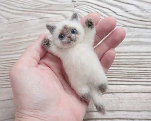 バンザイ猫のブローチ ポインテッド - 羊毛フェルト猫ブローチの店