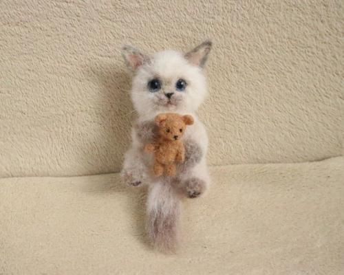 テディベア抱っこの猫ちゃんブローチ ラグドール - 羊毛フェルト テディベア抱っこの猫ちゃんブローチ ラグドール - 羊毛フェルト