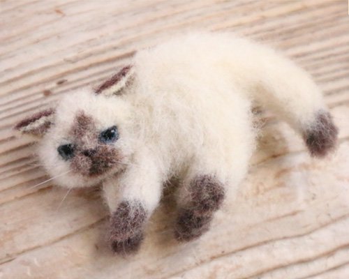 やんのかポーズの猫ブローチ ポインテッド - 羊毛フェルト猫ブローチの