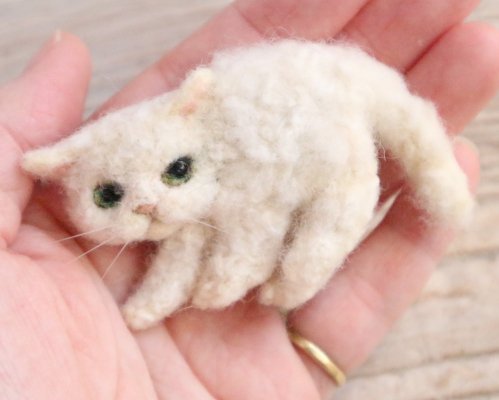 やんのかポーズの猫ブローチ セルカークレックス - 羊毛フェルト猫
