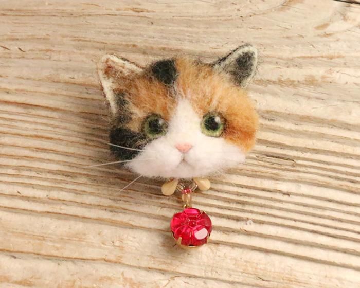 【送料関税無料】 フェイスブローチ 三毛猫 羊毛フェルト猫ブローチの店 - 羊毛フェルト
