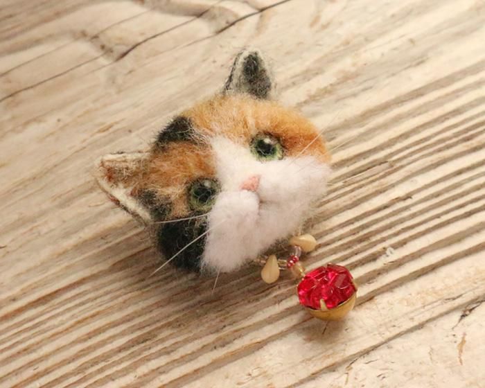 羊毛フェルト猫 三毛猫(ロングコート)ブローチ - メルカリ