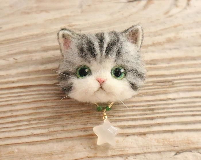 フェイスブローチ 三毛猫 - 羊毛フェルト猫ブローチの店