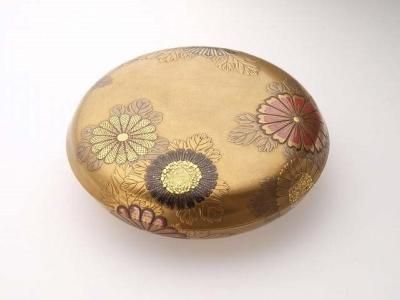 蒔絵シール〈菊蒔絵香合/白山松哉〉 - Kiyomizu Sannenzaka Museum