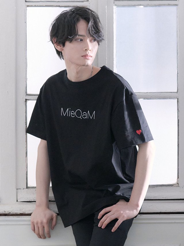 MieQaMロゴTシャツ-ブラック(メンズ｜ユニセックス) - 黒崎みさ 