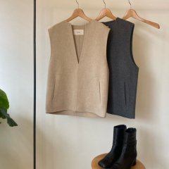 TODAYFUL　Key neck Wool Vest　<img class='new_mark_img2' src='https://img.shop-pro.jp/img/new/icons16.gif' style='border:none;display:inline;margin:0px;padding:0px;width:auto;' />