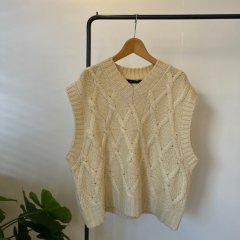 SELECT cable knit vest