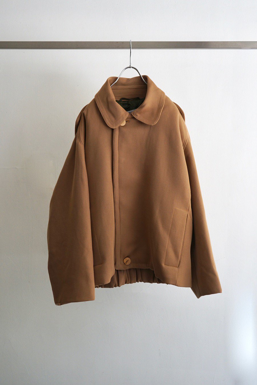 MAI GIDAH / Short jacket with standing back-panel,elasticated back and buttonplacket / Brown sugar