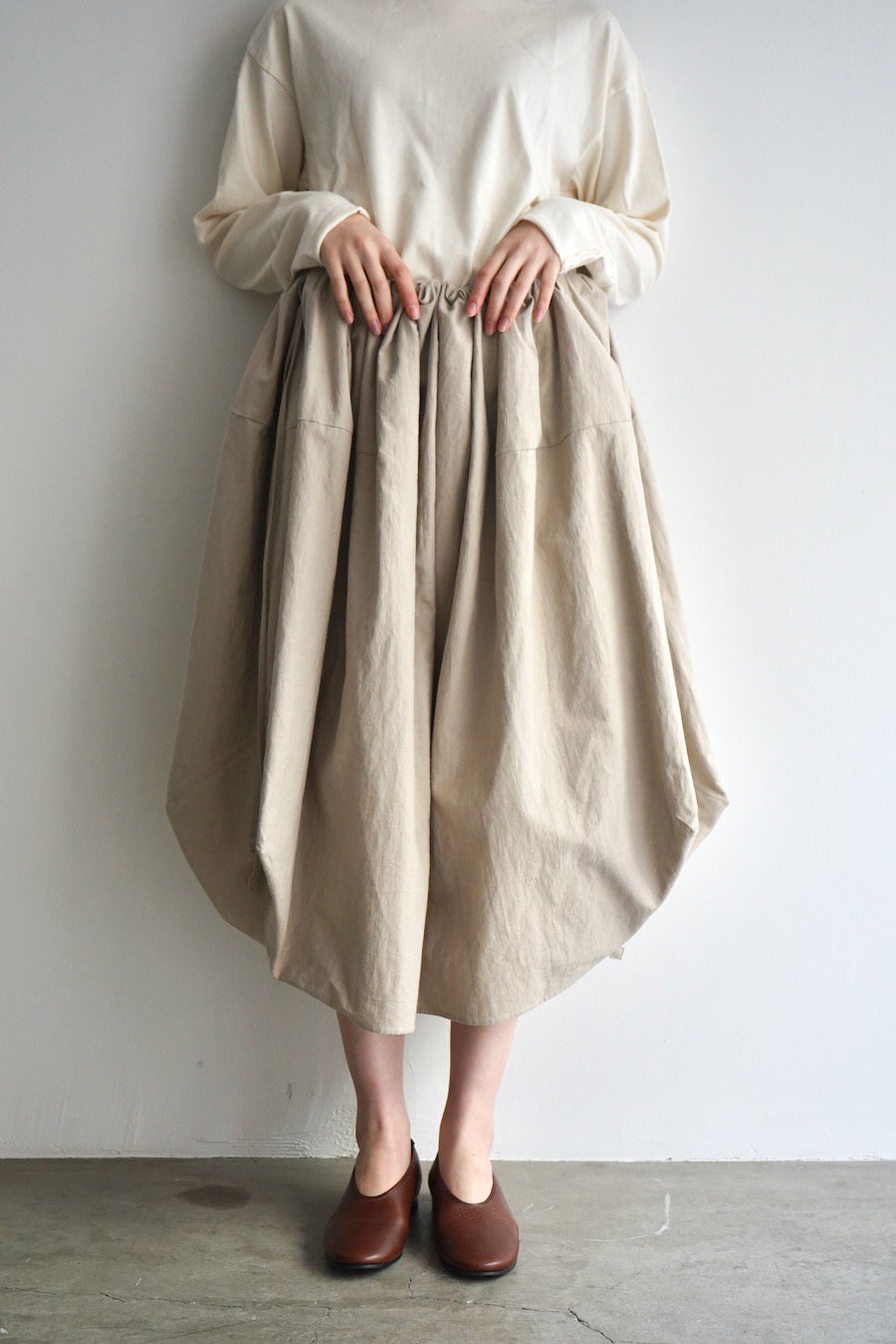 COSMIC WONDER / Classic back satin drawstring bag skirt / LIGHT BEIGE