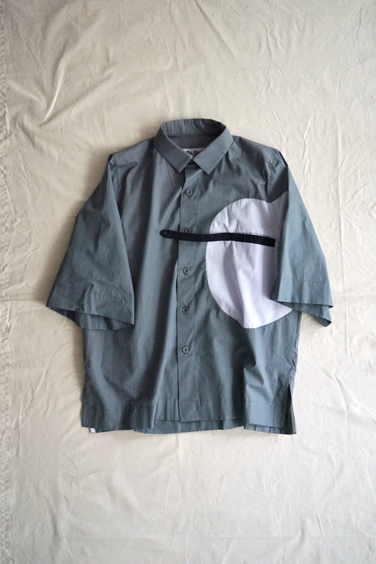 MAI GIDAH / Shortsleeved Shirt with felt-pocket and belt / Grey,white,navy
