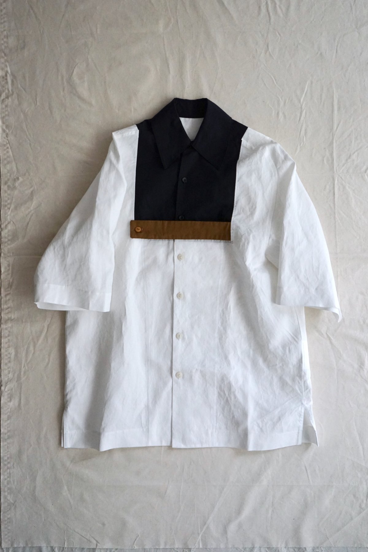 MAI GIDAH / Raglan sleeve Shortsleeve shirt with contrast square insert and belt / White,navy,ochre