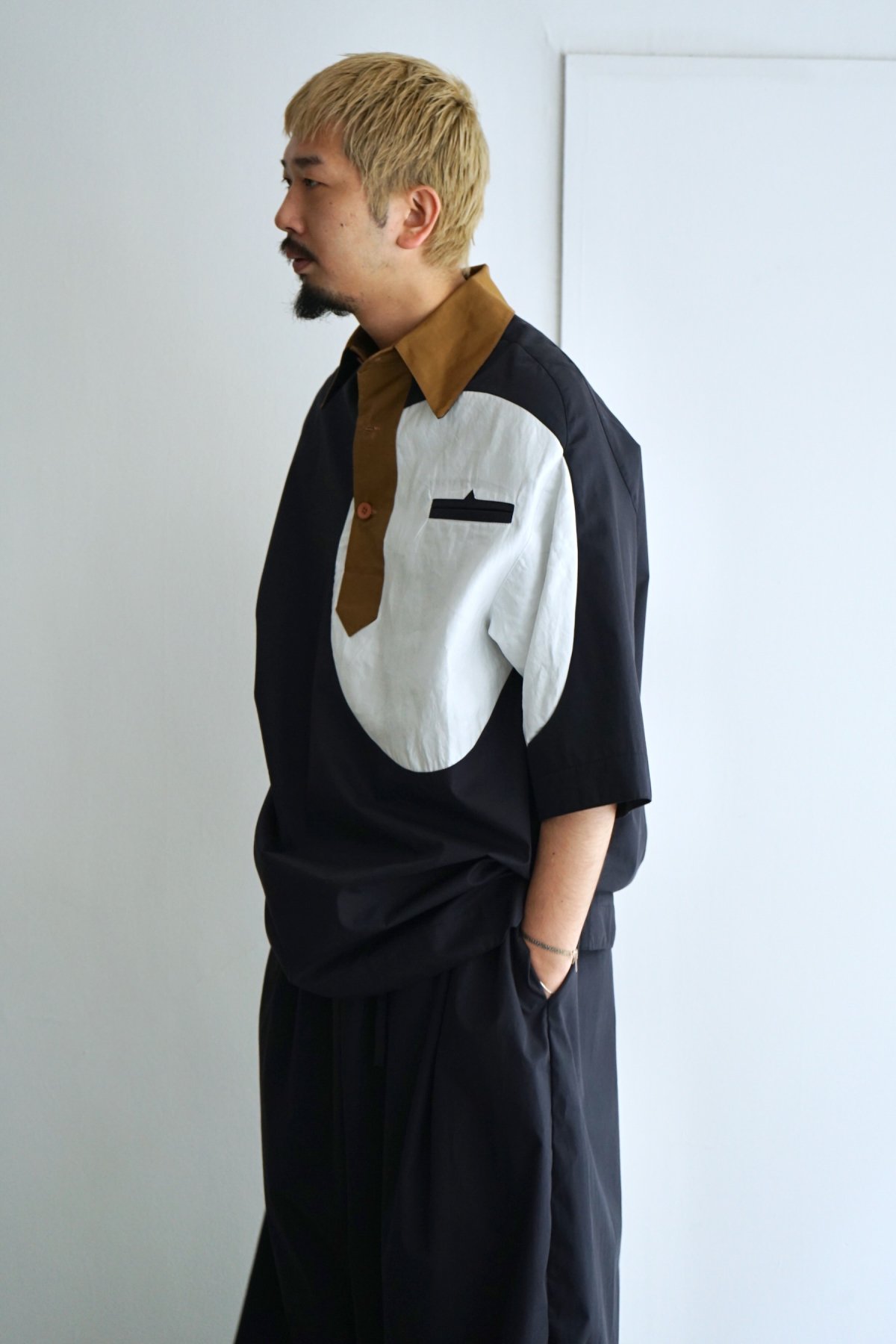 MAI GIDAH / Raglan sleeve Cotton Poloshirt with contrast collar and insert / Navy, Ochre, White