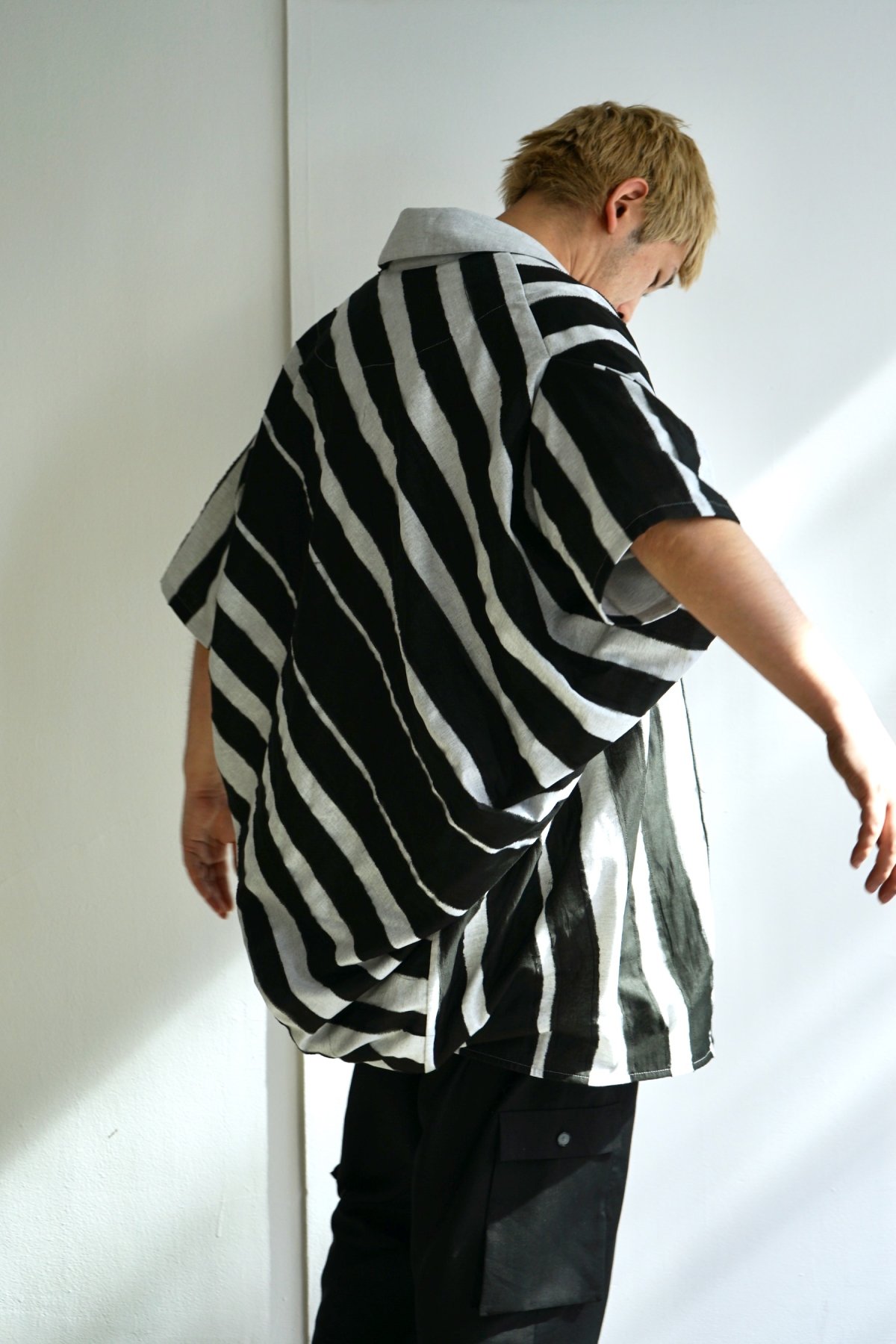 House of the very island's / MANUEL / COOL GRAY + STRIPES BLACK