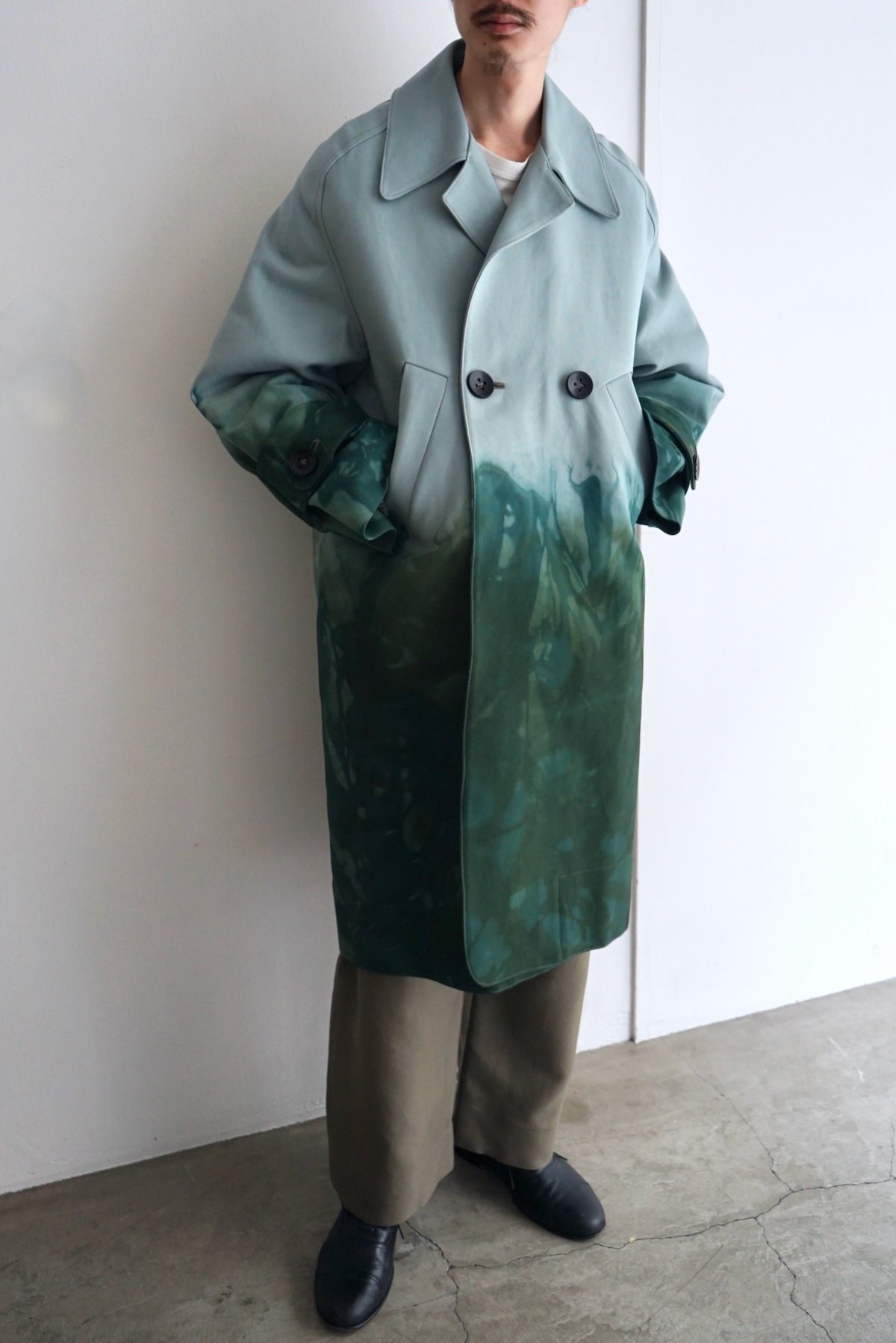 MAI GIDAH / Mid-length coat with padded lining (hand-dyed) / Safe Green and Pink