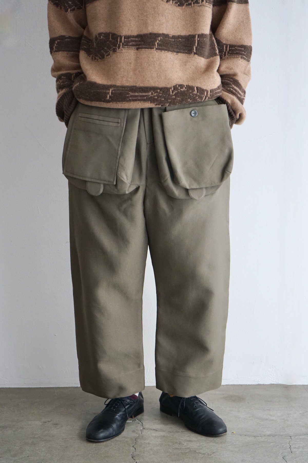 MAI GIDAH / Straight Cut Trousers with Expanded Pockets / Mud green