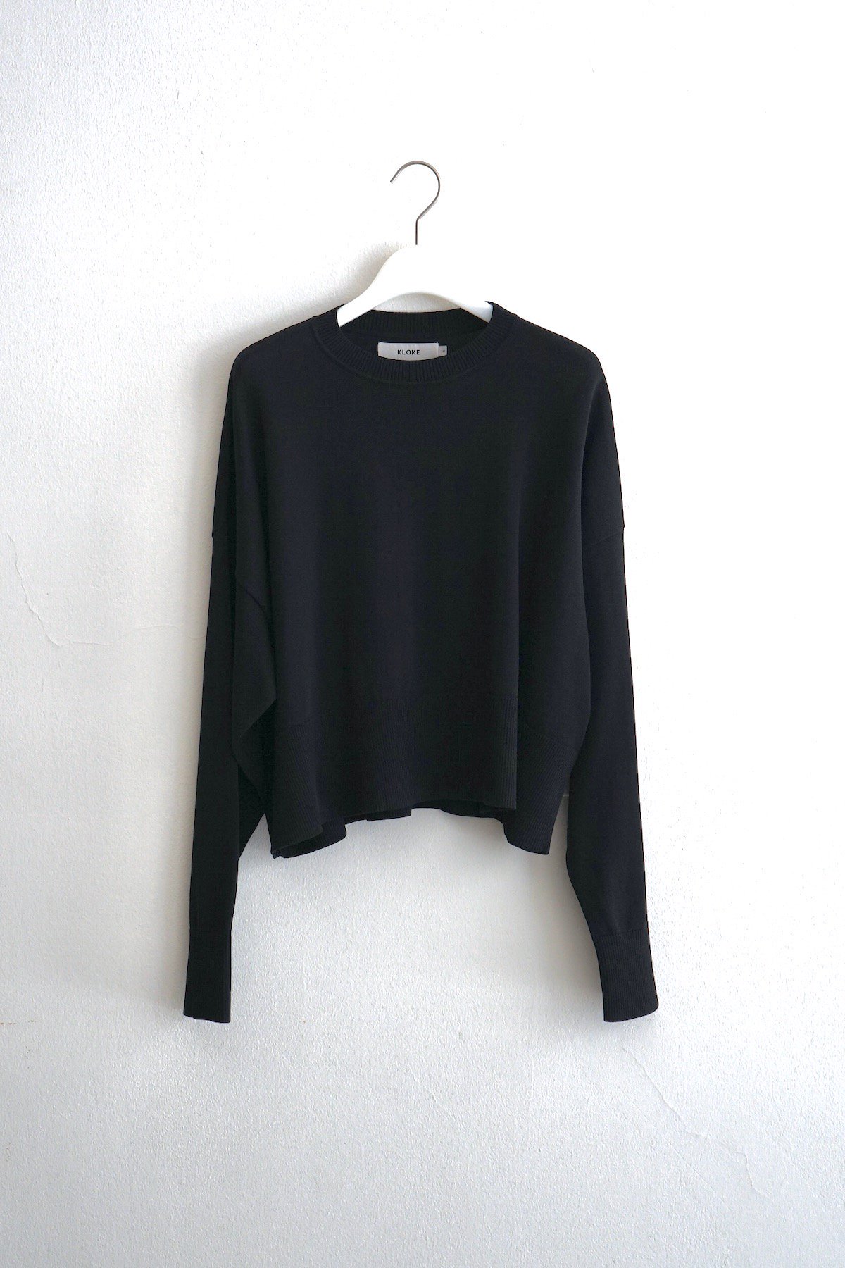 KLOKE / Swerve Keyhole Sweater / Black