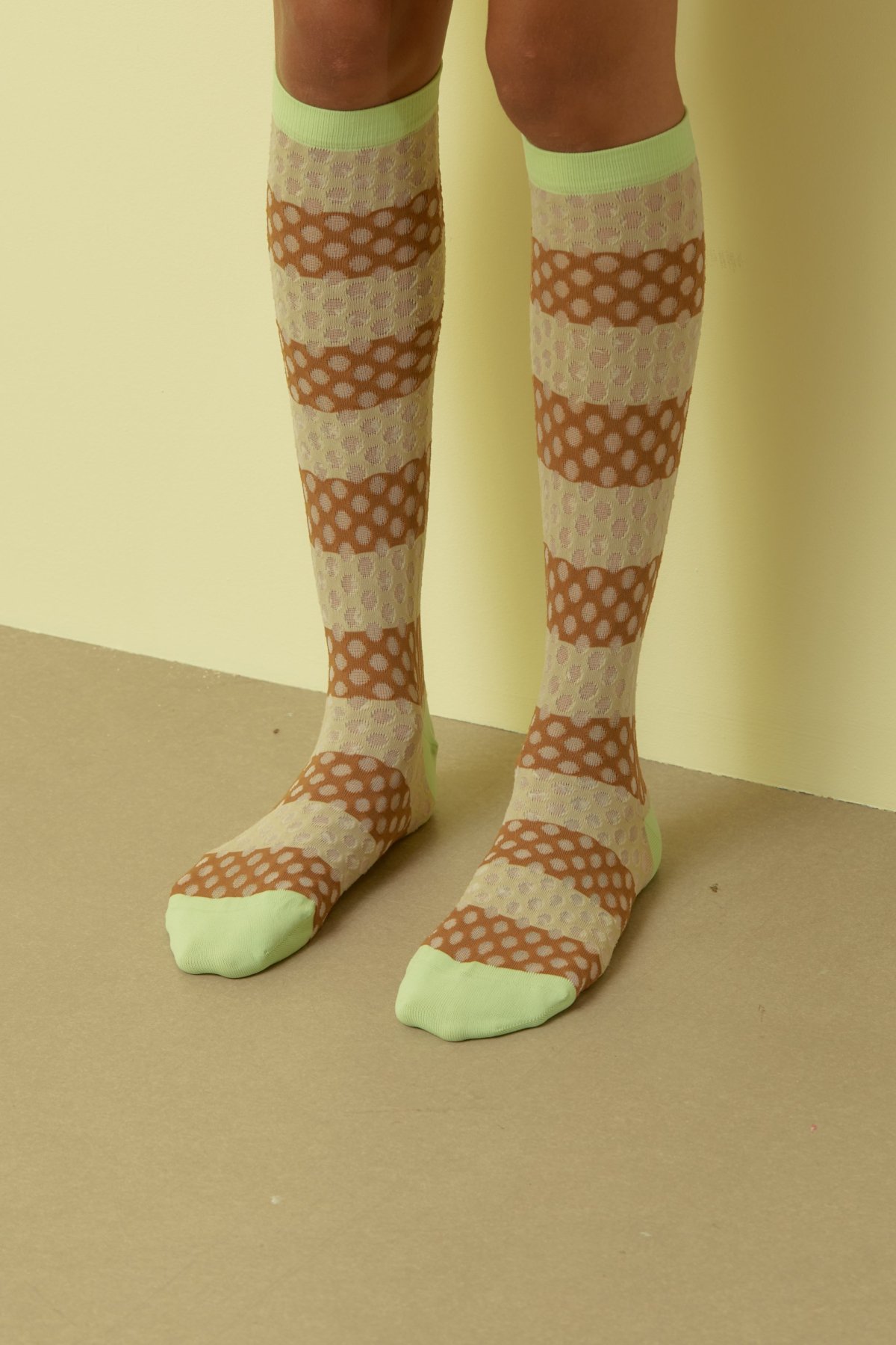 HENRIK VIBSKOV / Dot Dot Socks Femme / Transparent Brown Stripes