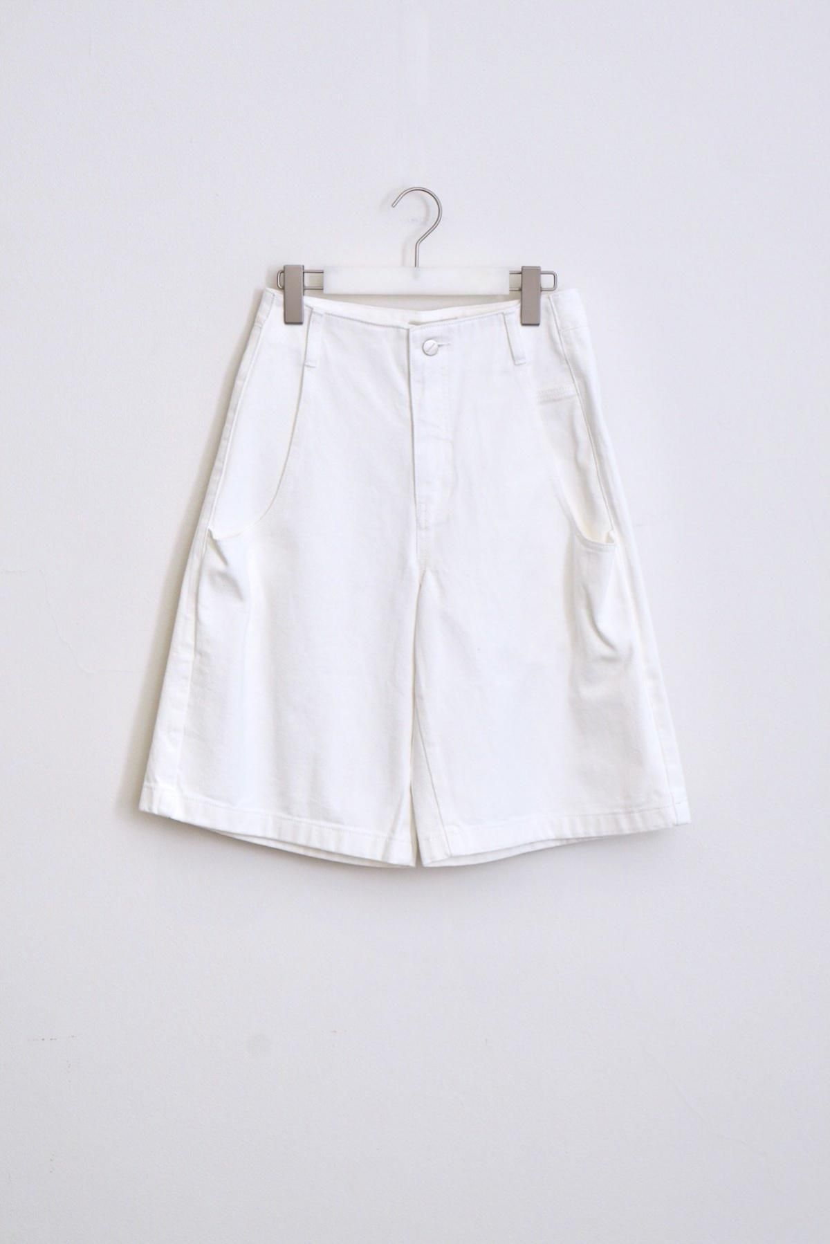 AMOMENTO / CUT-OUT POCKET DENIM SHORTS / Black / White