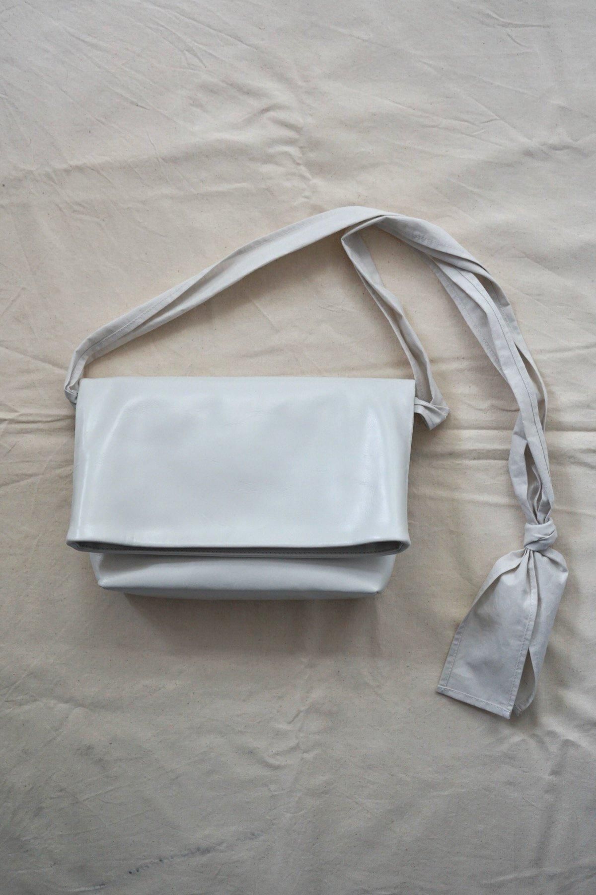COSMIC WONDER / Light leather clamshell bag / grey