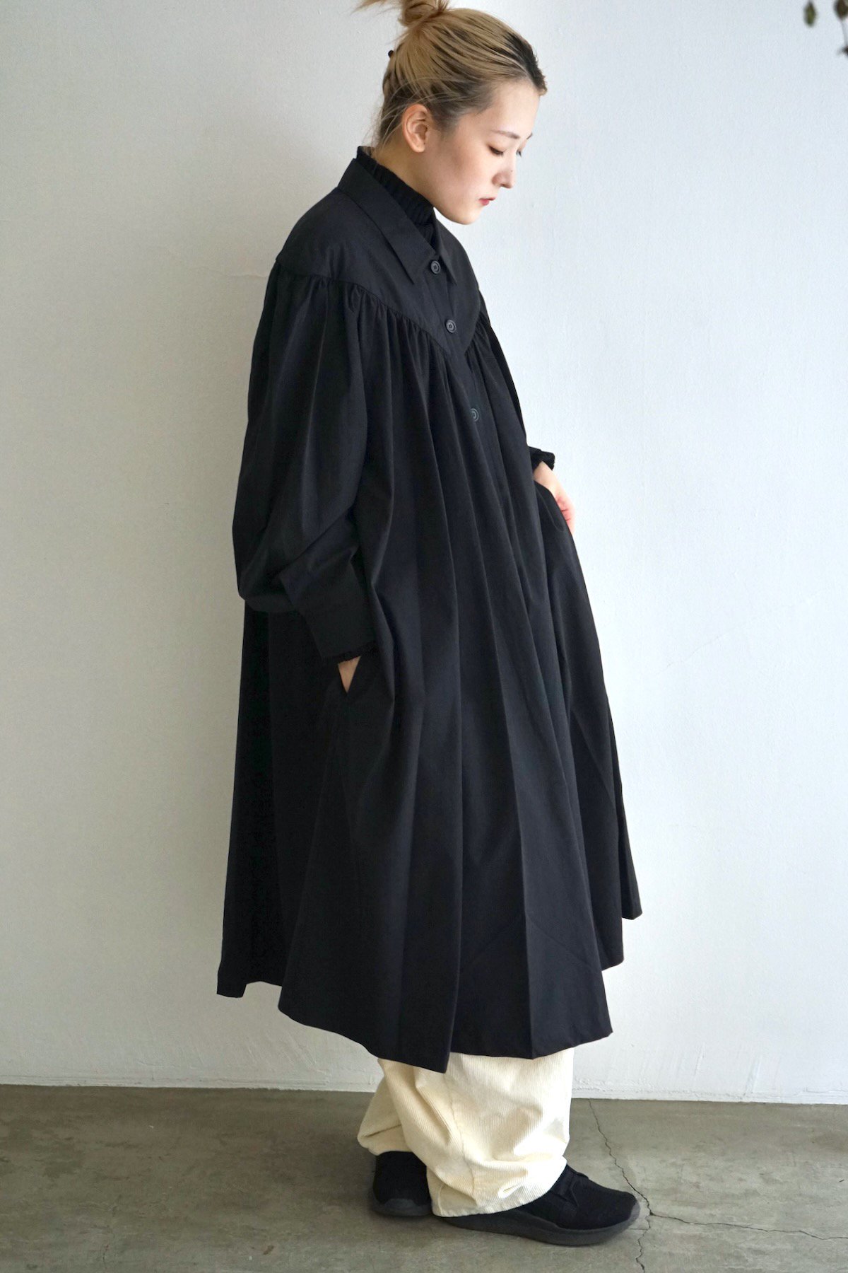 AMOMENTO / YOKE SHIRRING DRESS / BLACK