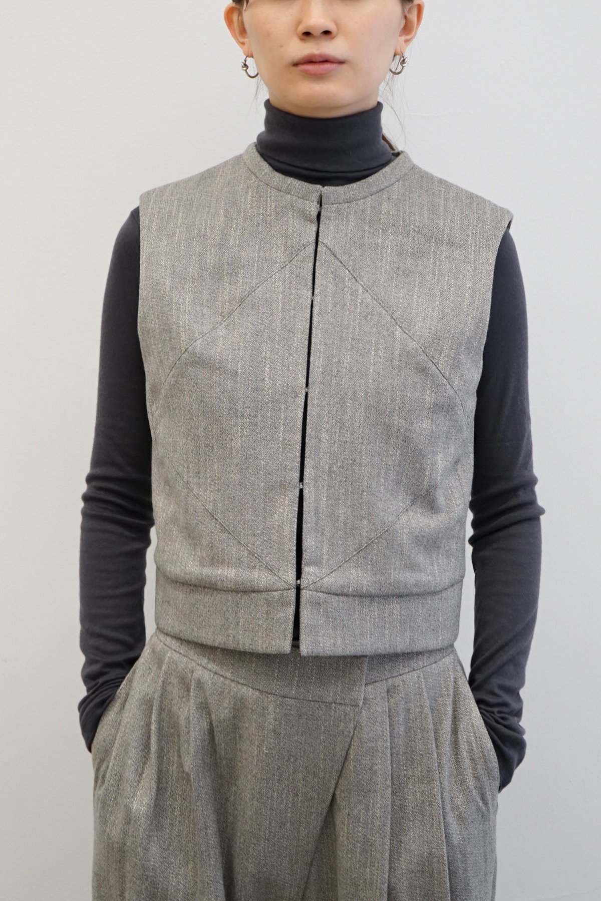 AMOMENTO / WOOL PANELED CROP VEST / GREY