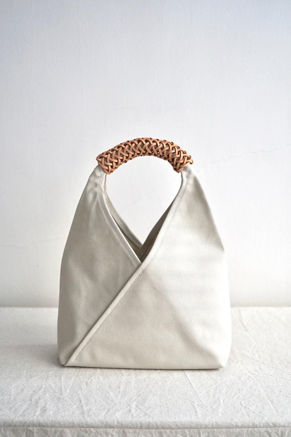 Kamaro'an / Woven Triangle Bag 36 / Ivory / Natural Handle