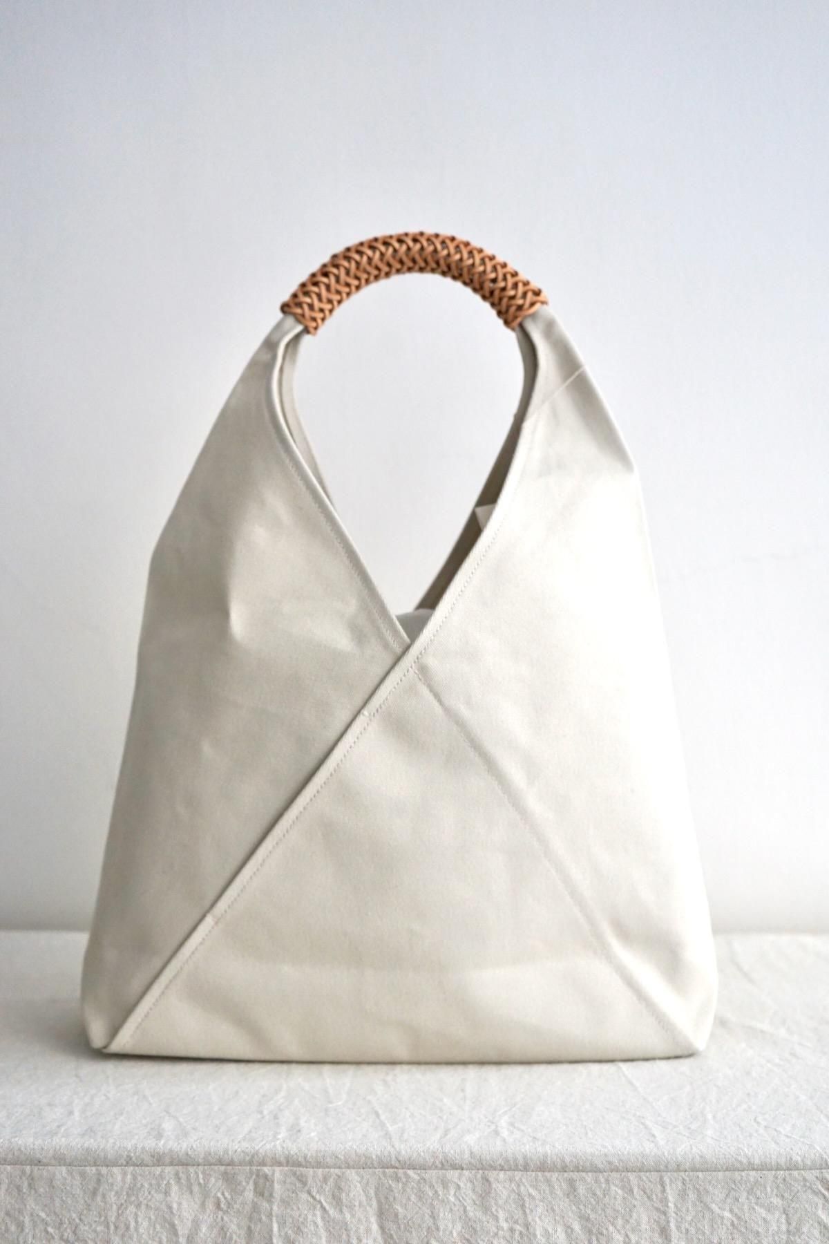 Kamaro'an / Woven Triangle Bag 58 / Ivory / Natural Handle