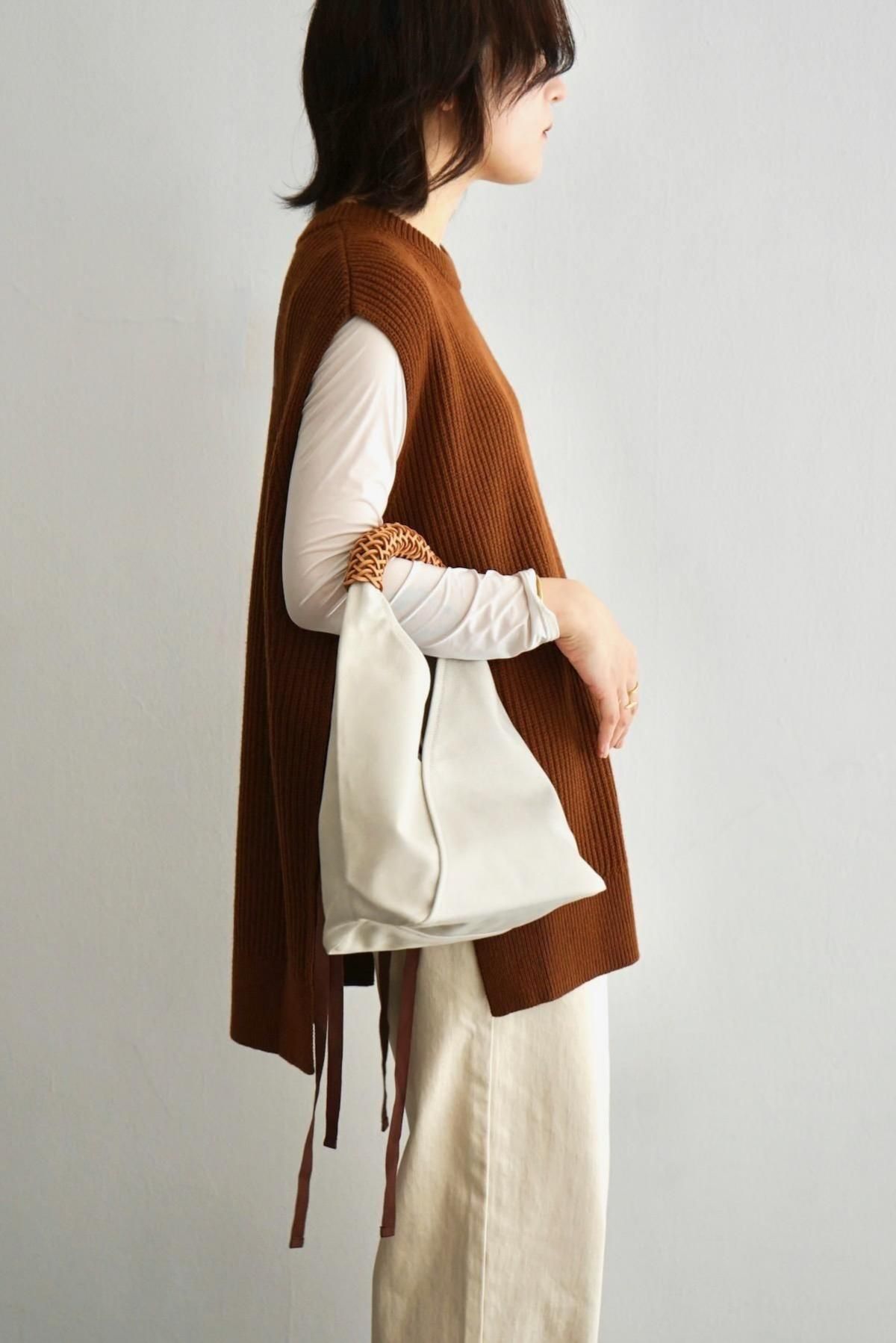 Kamaro'an / Woven Triangle Bag 36 / Ivory / Natural Handle