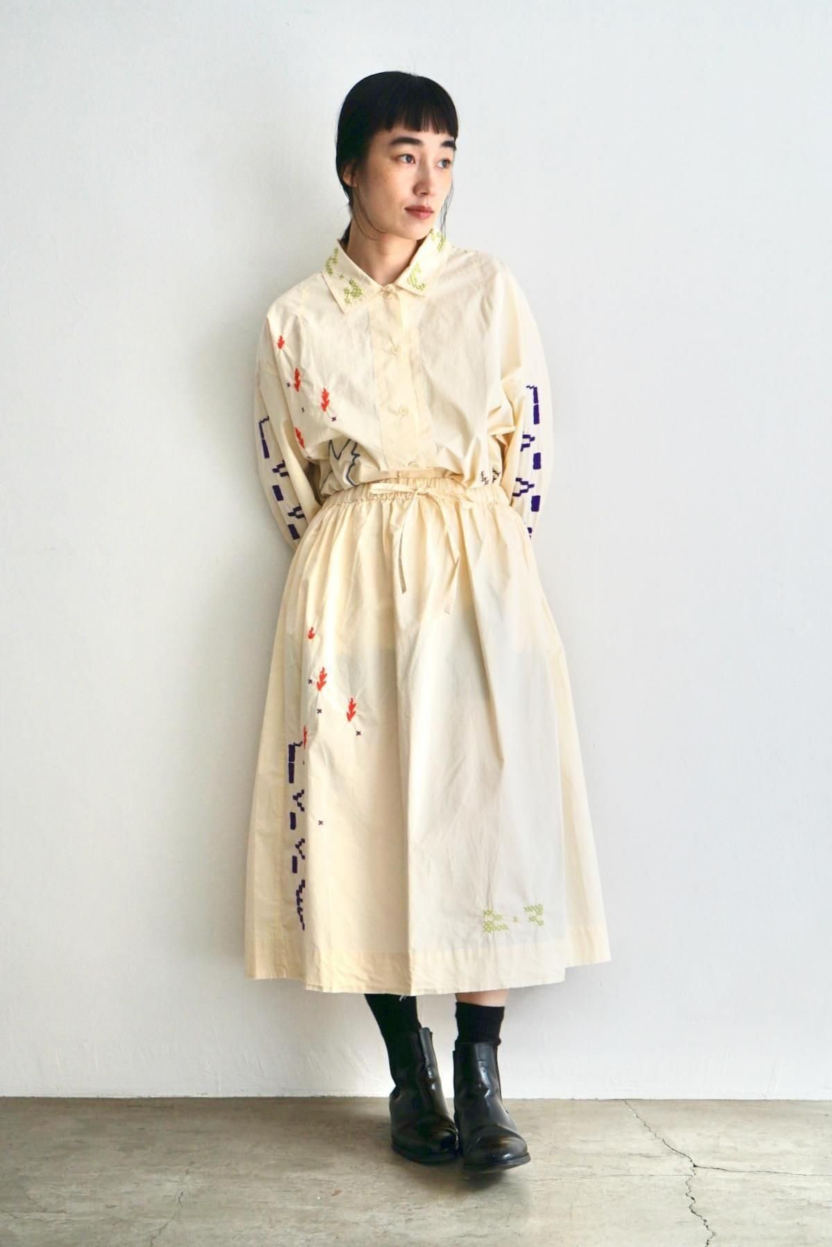 KLOKE  / Universe Embroidered Skirt / Ecru