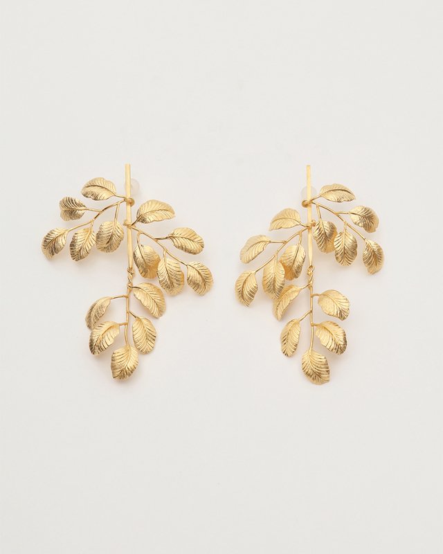 Leaf motif earrings (gold)