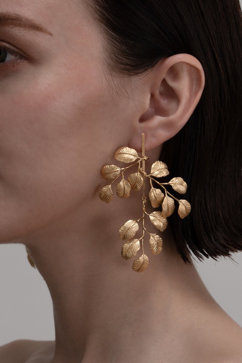 Leaf motif earrings (gold)