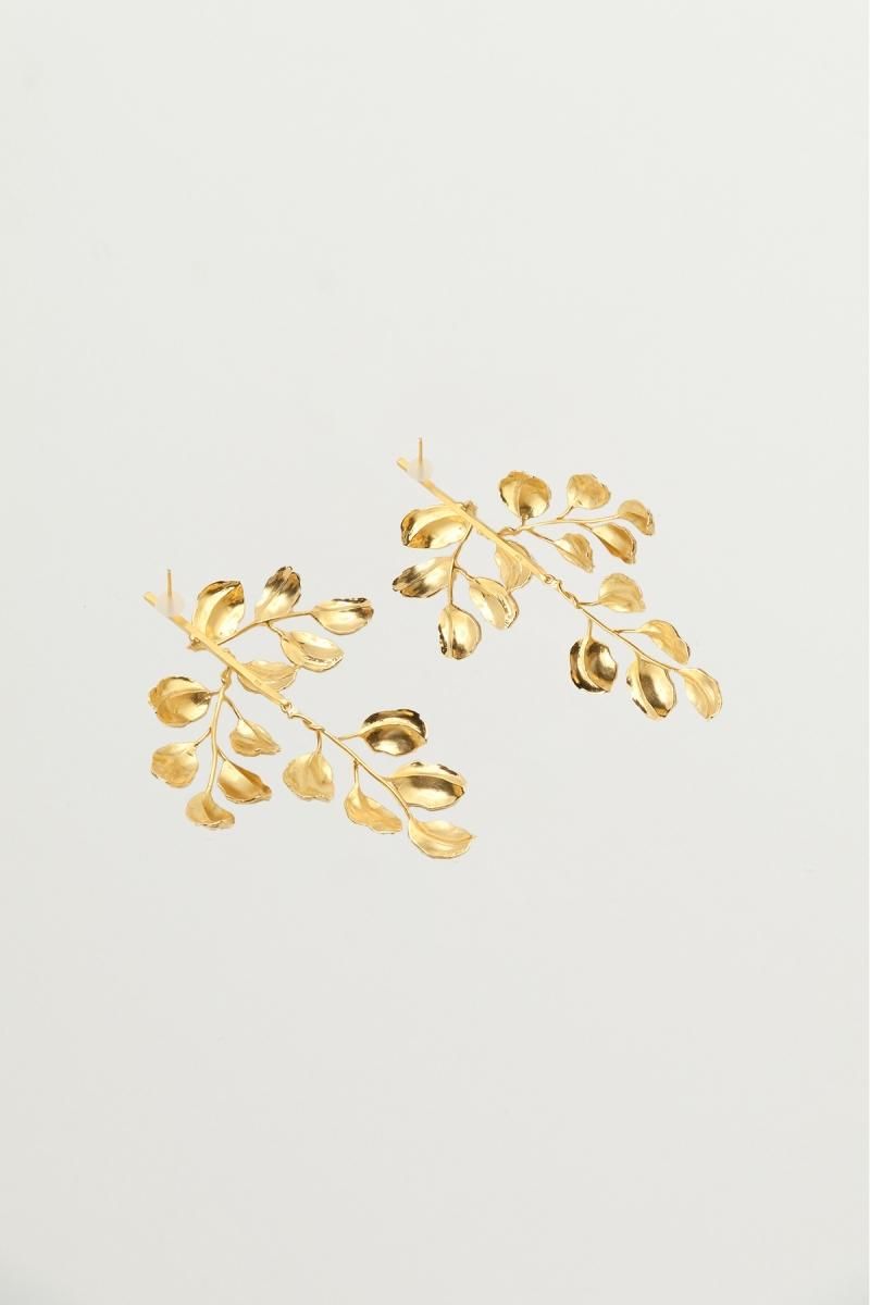 Leaf motif earrings (gold)