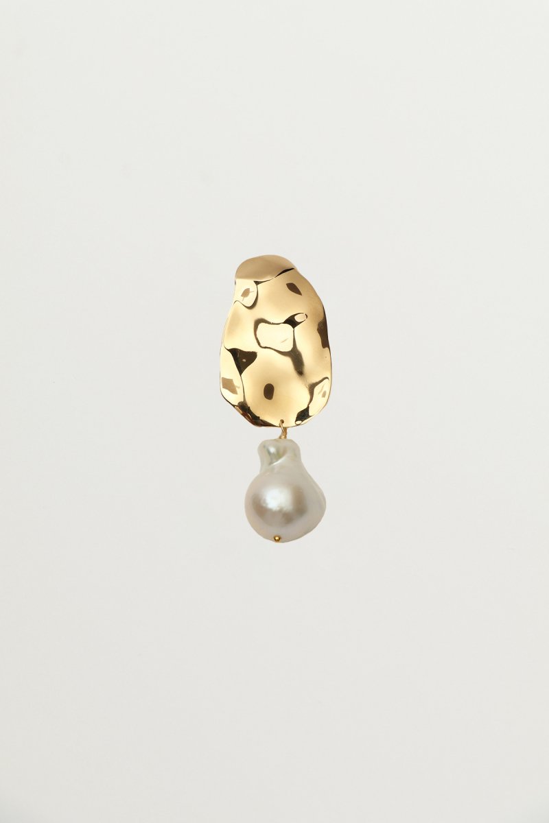 Baroque pearl drop earrings (gold)