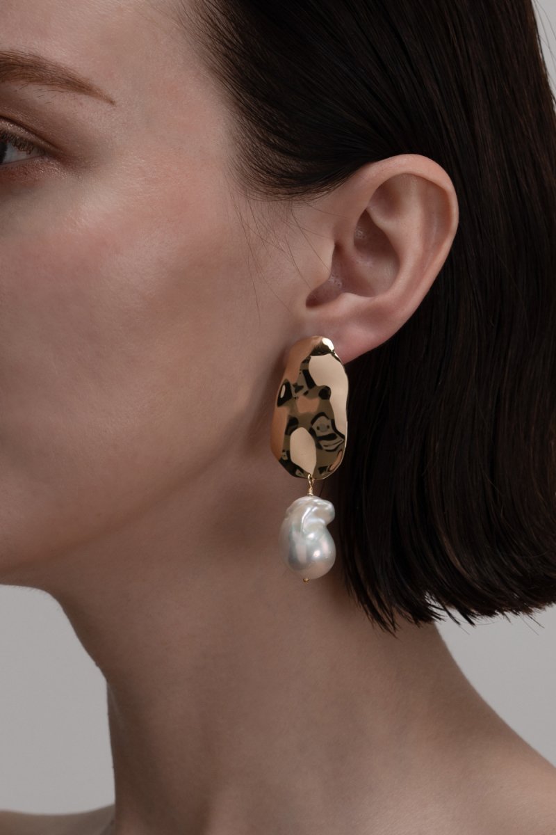 Baroque pearl drop earrings (gold)