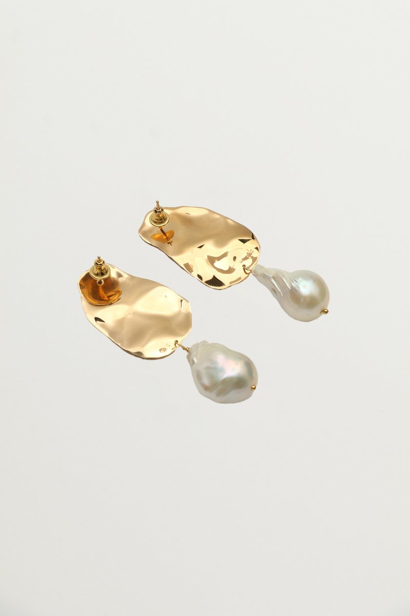 Baroque pearl drop earrings (gold)