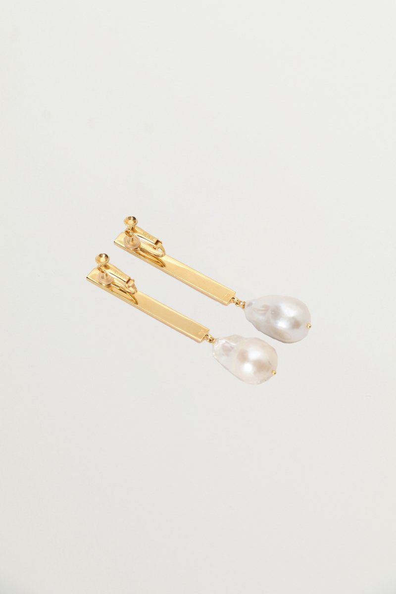 Baroque pearl stick earrings (gold)