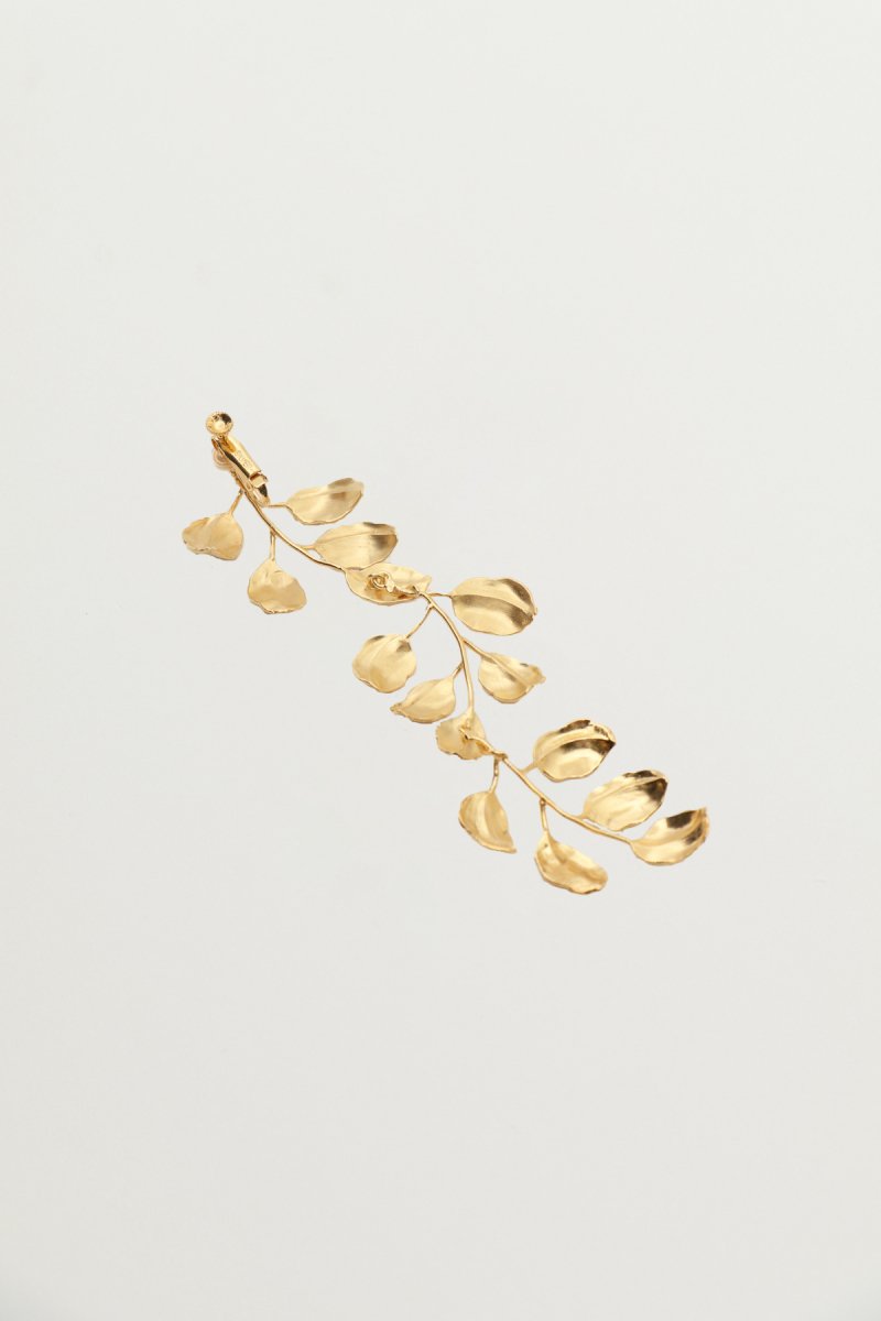 Leaf motif swing earrings (gold)