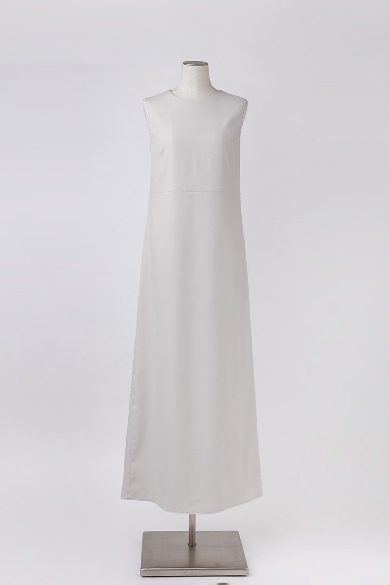 Sleeveless gown (pale gray)  