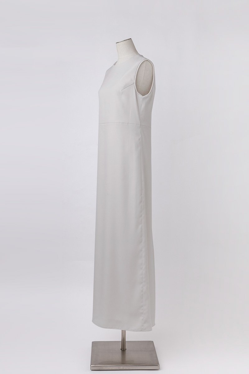 Sleeveless gown (pale gray)  