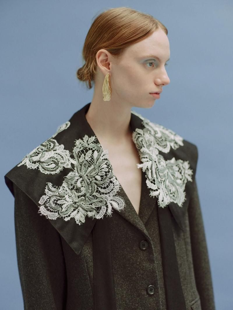 Wool lace-trimmed collar