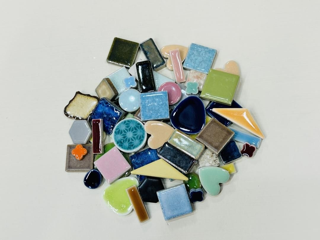 いろんな形のランダムミックスのタイル バラ250g入り［品番：CRAFT