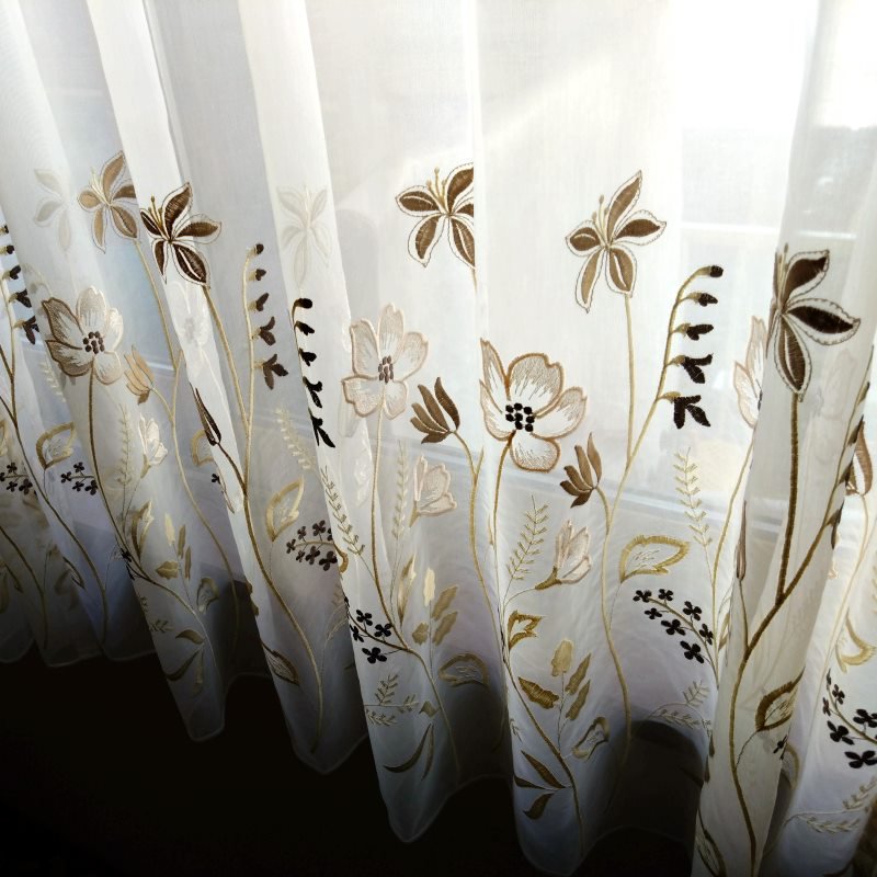 透け感がある　裾にお花柄の刺繍のレース　幅が大きな窓でも継ぎがなくつくれます　オーダーカーテン　トルコ製生地　縫製：日本 -  埼玉県所沢市にある開業40年のオーダーカーテン専門店「うちのカーテン」のネットショップです
