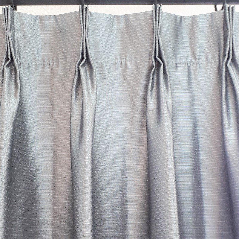 シンプルな無地調の光沢感のある遮光カーテン グレー オーダーカーテン
