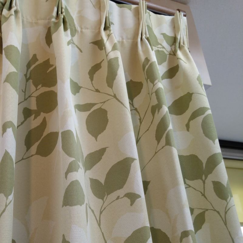 北欧テイストのリーフ柄の遮光カーテン（ベージュ） オーダーカーテン