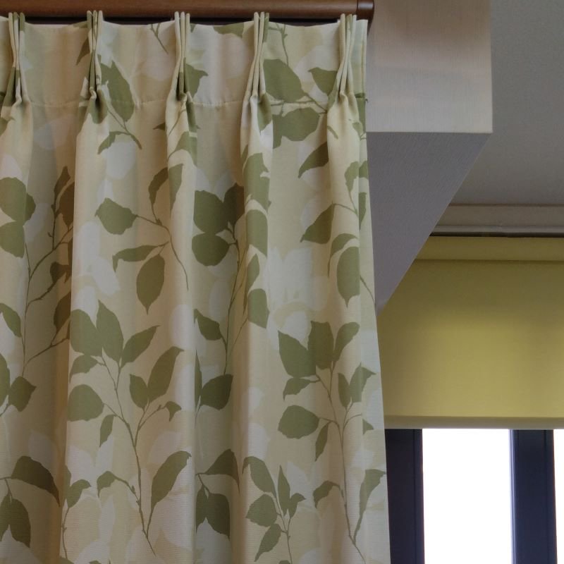 北欧テイストのリーフ柄の遮光カーテン（ベージュ） オーダーカーテン