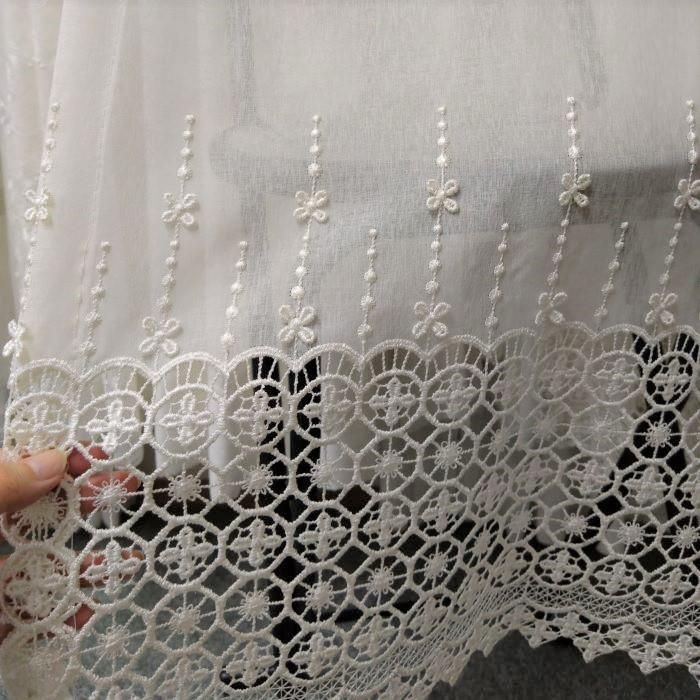 立体感のある小花と幾何学柄の刺繍レースカーテン 幅が大きな窓 立体感のある小花と幾何学柄の刺繍レースカーテン 幅が大きな窓