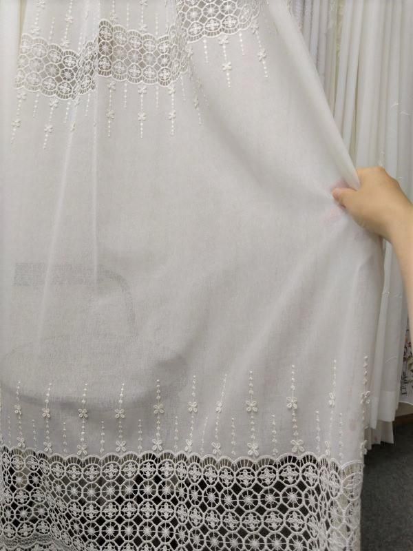 立体感のある小花と幾何学柄の刺繍レースカーテン 幅が大きな窓 立体感のある小花と幾何学柄の刺繍レースカーテン 幅が大きな窓