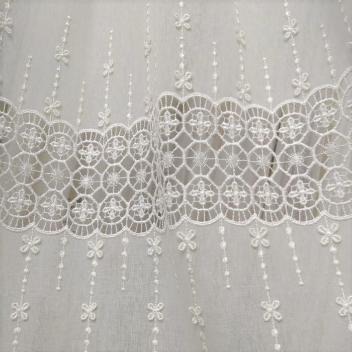立体感のある小花と幾何学柄の刺繍レースカーテン 幅が大きな窓 立体感のある小花と幾何学柄の刺繍レースカーテン 幅が大きな窓