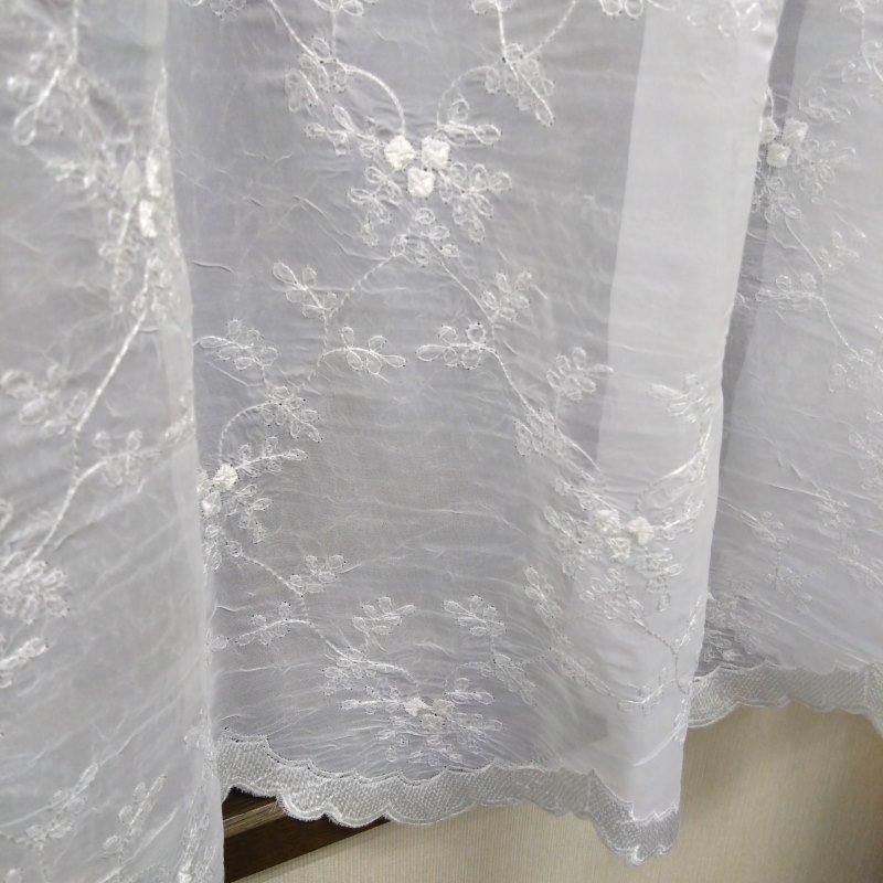 しわ加工の生地に小バラの総柄の刺繍レースカーテン オーダー しわ加工の生地に小バラの総柄の刺繍レースカーテン オーダー